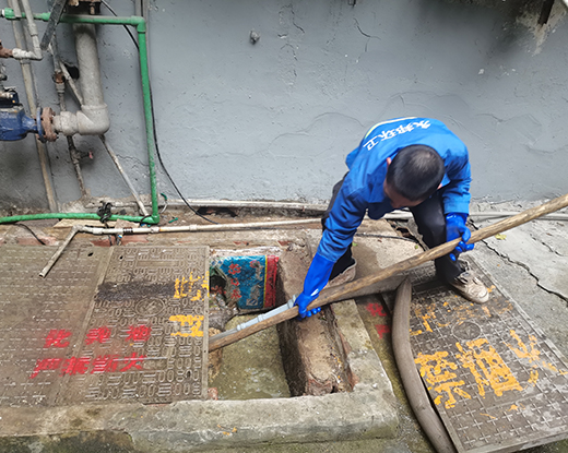 白茅湖农场清掏化粪池